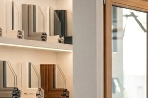 Campionario di profili esposto sugli scaffali dello showroom