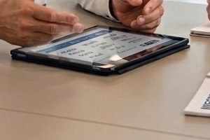 Tabella di prezzi consultata su un tablet